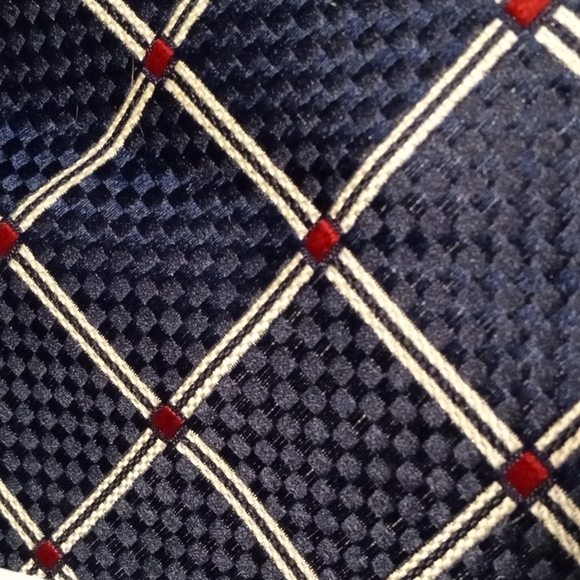 Burberry's London Navy w Diamond Shape Design men's Silk Neck Tie - Picture 2 of 5